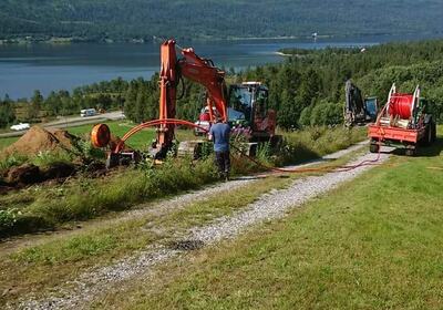 Alle krinker og kroker rundt nedre fiplingdalsvatn blir forsynt med fiber.