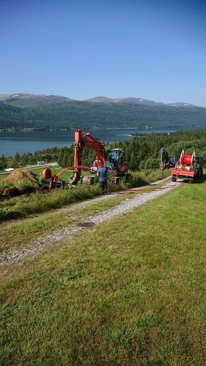 Alle krinker og kroker rundt nedre fiplingdalsvatn blir forsynt med fiber.