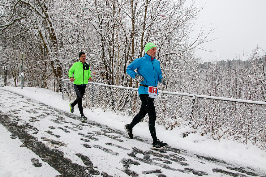 På denne tiden av året kan det gjerne være snøføre på løpeturen. Her er to løpere på vei gjennom løypen til Maratonkarusellen i Bergen. (Foto: Arne Dag Myking)