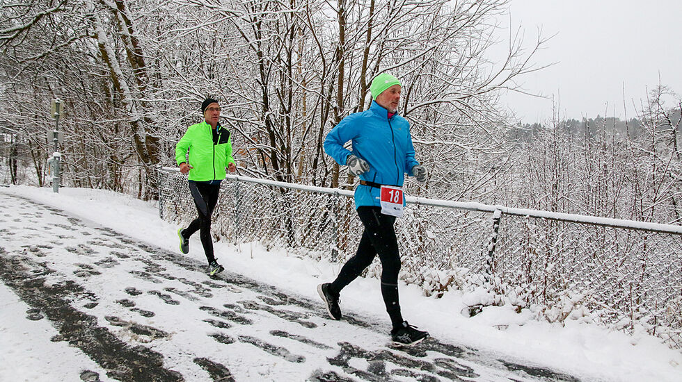På denne tiden av året kan det gjerne være snøføre på løpeturen. Her er to løpere på vei gjennom løypen til Maratonkarusellen i Bergen. (Foto: Arne Dag Myking)