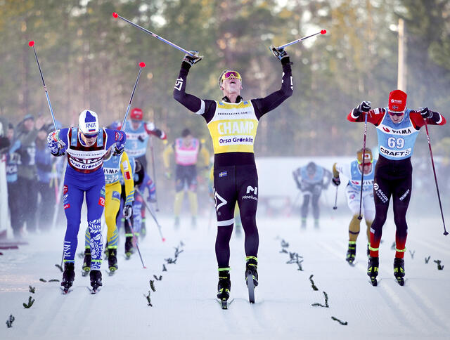 Emil Persson vinner spurten igjen, mens Kasper Stadaas tar steget opp på pallen. (Foto: Wsportsmedia / Visma Ski Classics)
