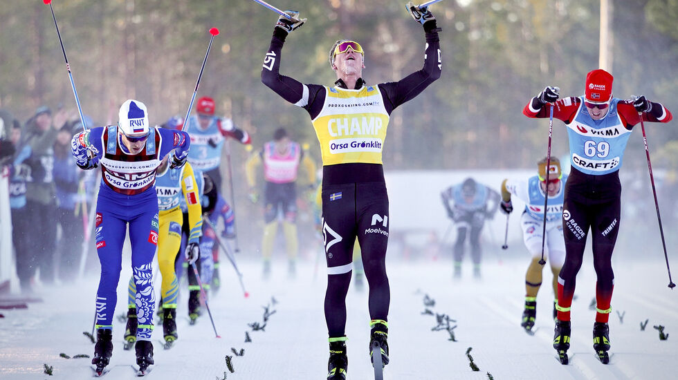 Emil Persson vinner spurten igjen, mens Kasper Stadaas tar steget opp på pallen. (Foto: Wsportsmedia / Visma Ski Classics)
