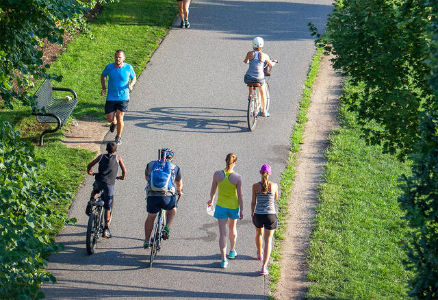 Det kan være kaotisk på gang- og sykkelveier. Mannen bak dette leserbrevet slår et slag for at de løpende og gående bør bruke venstre side i stedet for høyre. (Foto: James Lewis / Unsplash)