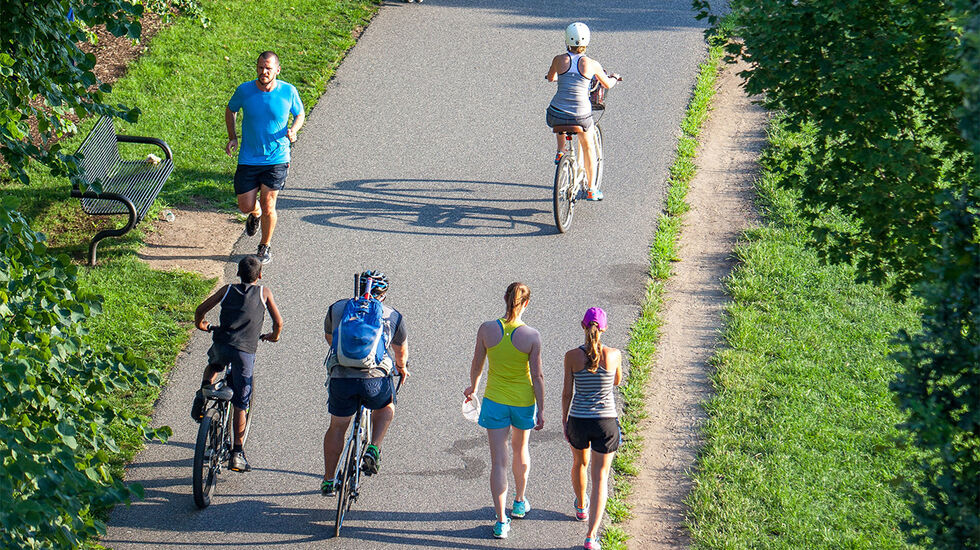 Det kan være kaotisk på gang- og sykkelveier. Mannen bak dette leserbrevet slår et slag for at de løpende og gående bør bruke venstre side i stedet for høyre. (Foto: James Lewis / Unsplash)