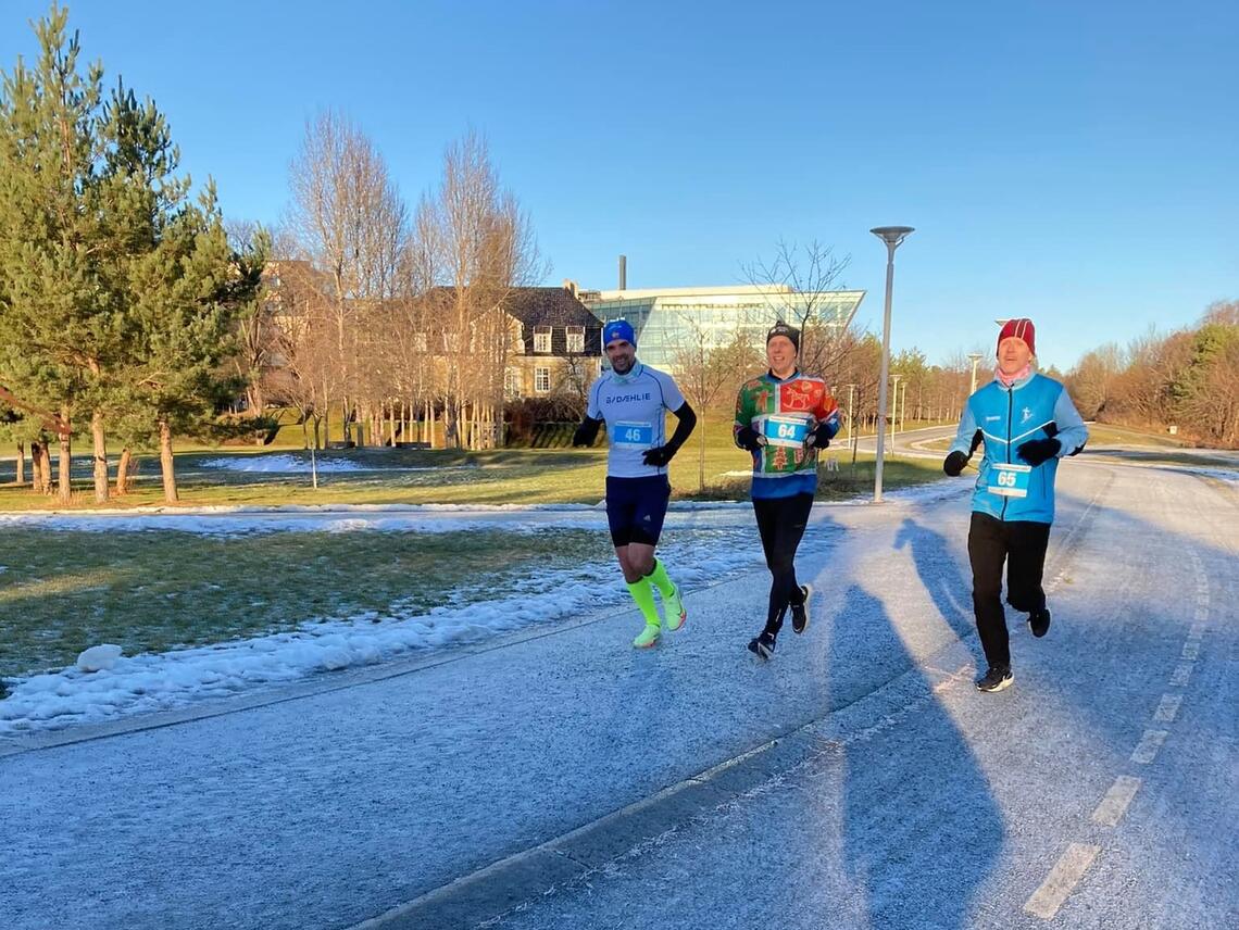 Sven Pickhardt, Anders Nordby og Axel Walø var tre av deltakerne på Fornebu Juleultra. De to første på 50 km og sistemann på maraton. (Arrangørfoto)