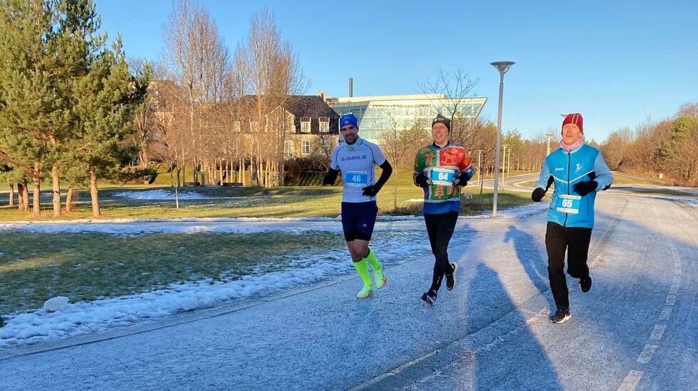 Sven Pickhardt, Anders Nordby og Axel Walø var tre av deltakerne på Fornebu Juleultra. De to første på 50 km og sistemann på maraton. (Arrangørfoto)