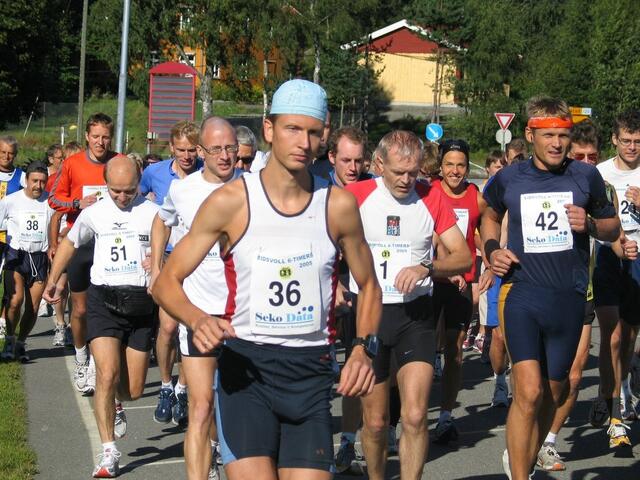 Fra starten på Eidsvoll 6-timers 2005. (Foto: Arne Halvorsen)
