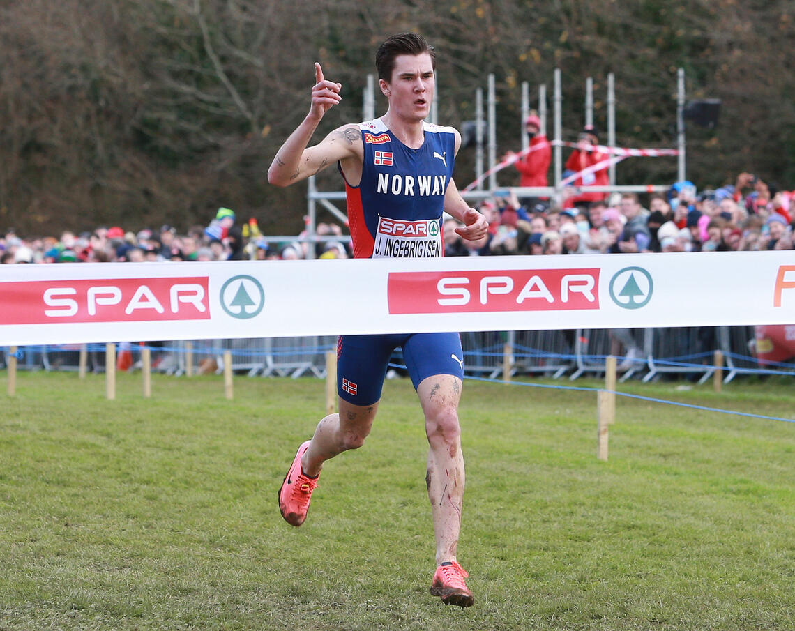 Jakob Ingebrigtsen er kåret til beste langdistanseløper 2021 av LetsRun. Her avslutter han året med overlegen seier i terreng-EM. (Foto: Kjell Vigestad)