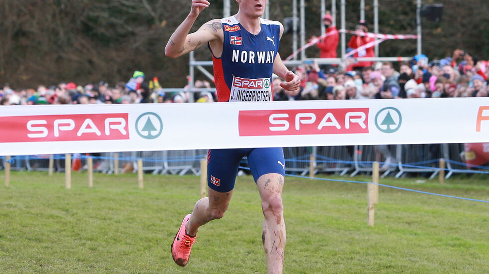 Jakob Ingebrigtsen er kåret til beste langdistanseløper 2021 av LetsRun. Her avslutter han året med overlegen seier i terreng-EM. (Foto: Kjell Vigestad)