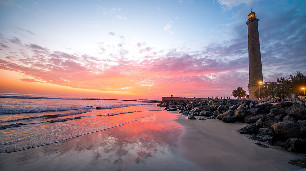 Stranden med fyrtårnet på Gran Canaria. (Foto: RossHelen/Istockphoto)