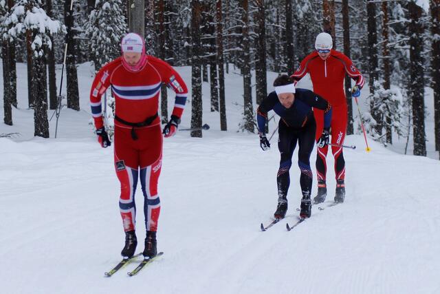 De tre beste stakerne i Elverum søndag: Vinneren Ivar Hesselberg Indby rykker i fra treeren Vegard Lans Pedersen og toeren Jørgen Stensløkken 2 km før mål.