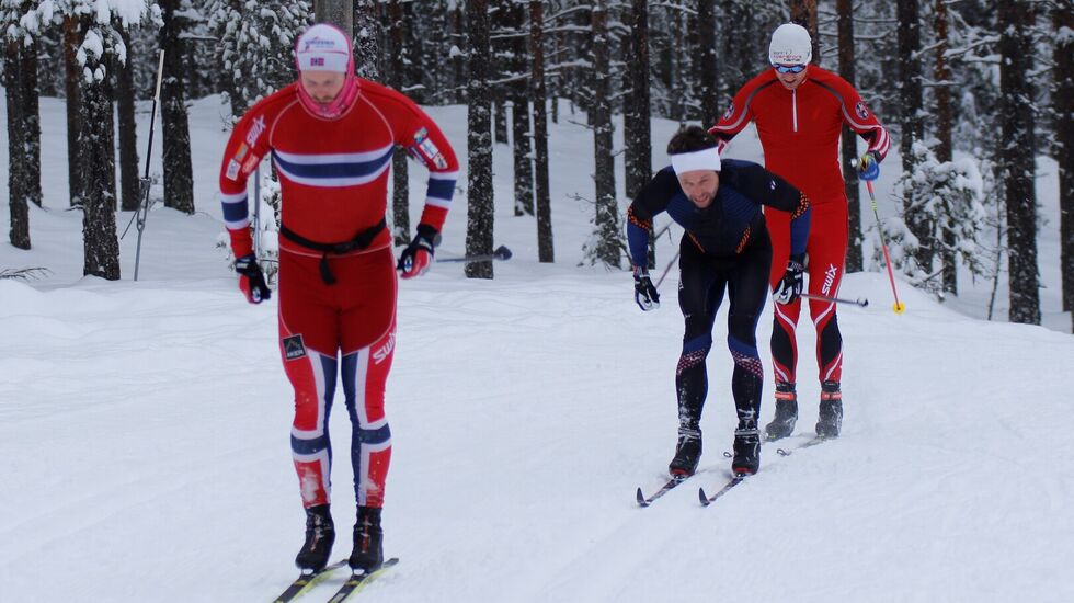 De tre beste stakerne i Elverum søndag: Vinneren Ivar Hesselberg Indby rykker i fra treeren Vegard Lans Pedersen og toeren Jørgen Stensløkken 2 km før mål.