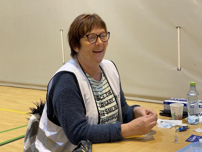 Hanne Marie Skaugen er en av de som trekker opp vaksinedoser i Orklahallen på massevaksineringsdagene.