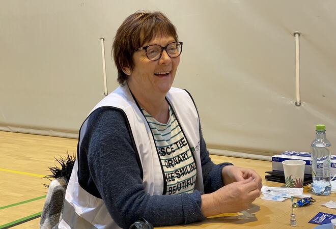 Hanne Marie Skaugen er en av de som trekker opp vaksinedoser i Orklahallen på massevaksineringsdagene.