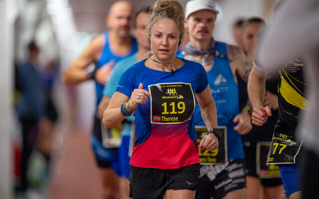 Therese Falk på Bislett 24-timers i fjor - og bak skimter vi Bjørn Tore Taranger (Foto: Samuel Hafsahl)