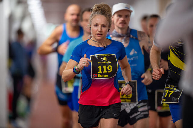 Therese Falk på Bislett 24-timers i fjor - og bak skimter vi Bjørn Tore Taranger (Foto: Samuel Hafsahl)