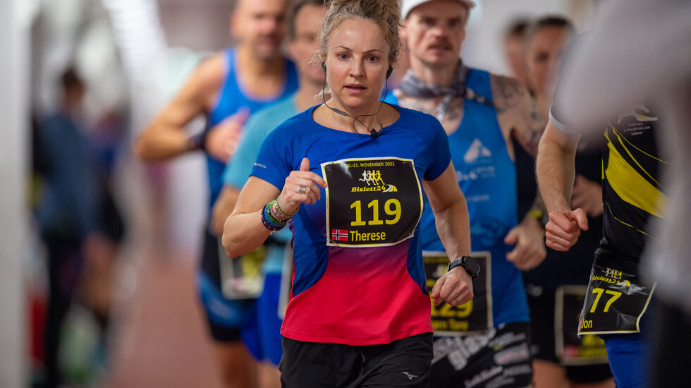 Therese Falk på Bislett 24-timers i fjor - og bak skimter vi Bjørn Tore Taranger (Foto: Samuel Hafsahl)