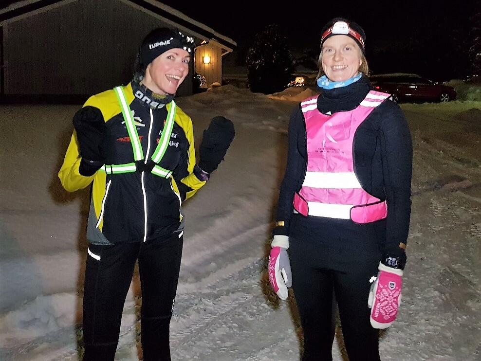 Anne Storslett (til høyre), her sammen med Marit Aamdal før start, var som vanlig de siste årene første dame i mål på Snøkuten. (Foto: Stein Arne Negård)