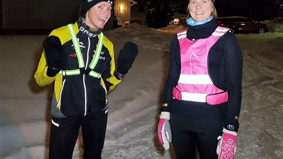 Anne Storslett (til høyre), her sammen med Marit Aamdal før start, var som vanlig de siste årene første dame i mål på Snøkuten. (Foto: Stein Arne Negård)