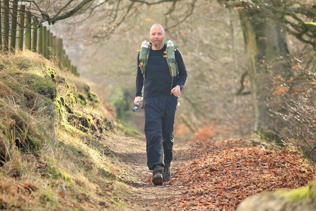 Leif Abrahamsen ankommer CP4 (289 km) i Alston onsdag ettermiddag. (Foto: Montane Spine Race)