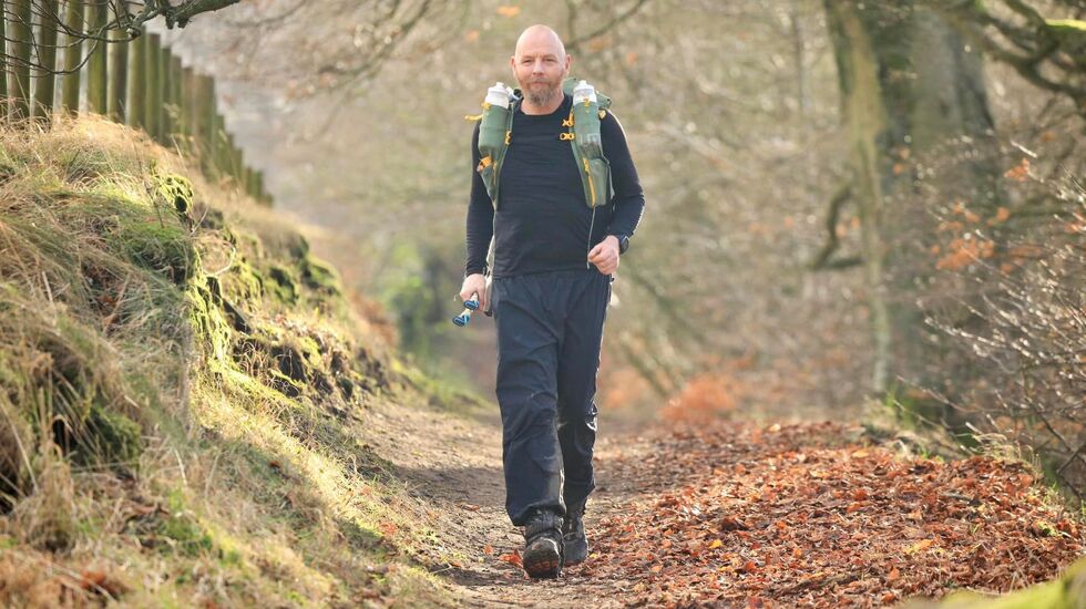 Leif Abrahamsen ankommer CP4 (289 km) i Alston onsdag ettermiddag. (Foto: Montane Spine Race)