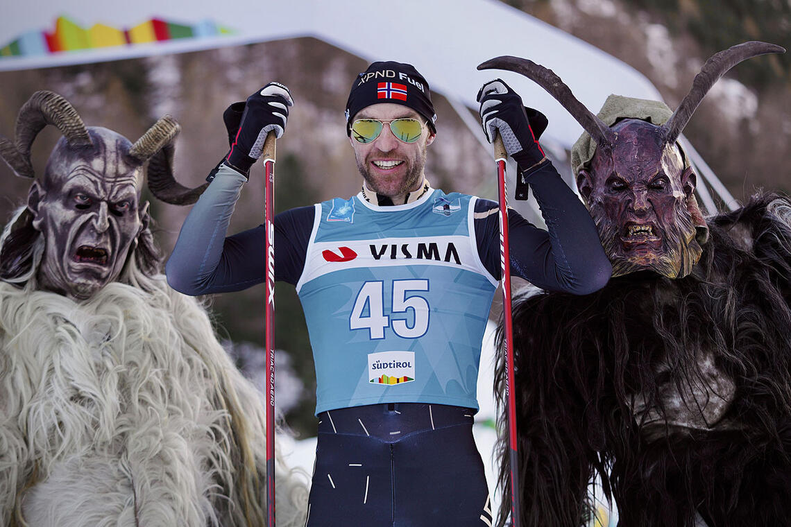 Tord Asle Gjerdalen kunne juble over seier i et Ski Classics-renn. Her sammen med rennets maskoter.  (Foto: Visma Ski Classics/Magnus Östh)