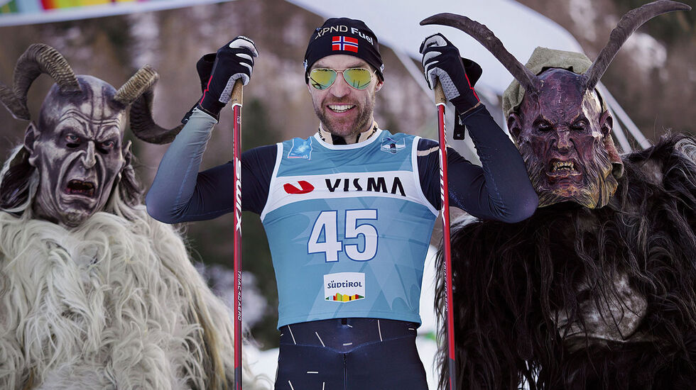 Tord Asle Gjerdalen kunne juble over seier i et Ski Classics-renn. Her sammen med rennets maskoter.  (Foto: Visma Ski Classics/Magnus Östh)