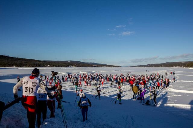 Det er dette turløpere flest drømmer om: Å gjøre seg klar til fellesstart med mange likesinnede som her på Trysil-Knut rennet lengst sør i Osensjøen.