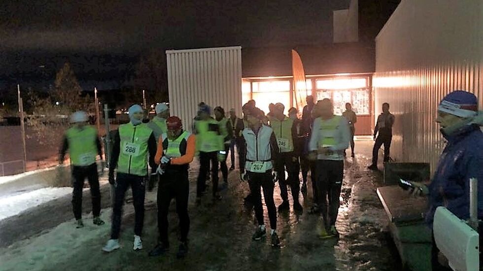 Forholdene speilet ikke deltagelsen da 30 speilet seg i isen utenfor Prestrudhallen denne milde januarkvelden. (Foto: Esther Innselset)
