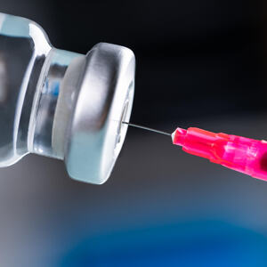 Illustrasjonsbilde av en vaksine som trekkes opp. Foto: Mostphotos.com