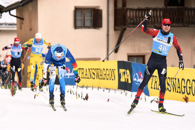 Kasper Stadaas jubler for seier mens  Stian Hoelgaard må resignere og Mikael Gunnulfsen kan sikre 3. plassen foran Andreas Nygaard. (Foto: Visma Ski Classics/Magnus Østh)