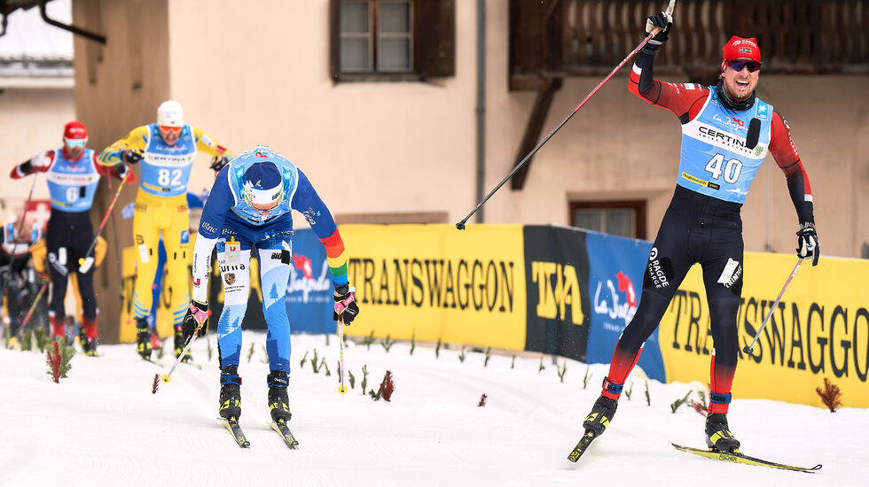 Kasper Stadaas jubler for seier mens  Stian Hoelgaard må resignere og Mikael Gunnulfsen kan sikre 3. plassen foran Andreas Nygaard. (Foto: Visma Ski Classics/Magnus Østh)