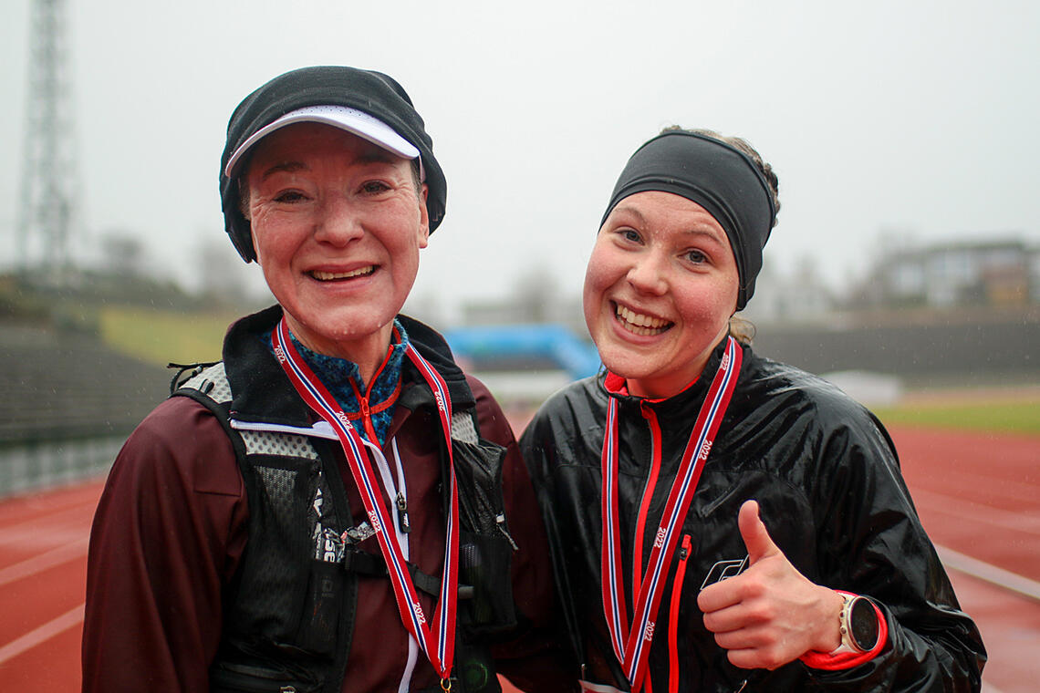 Marit Widding og Milla Koistinen var de to beste kvinnene på helmaraton, henholdsvis nummer to og en. (Alle foto: Arne Dag Myking)