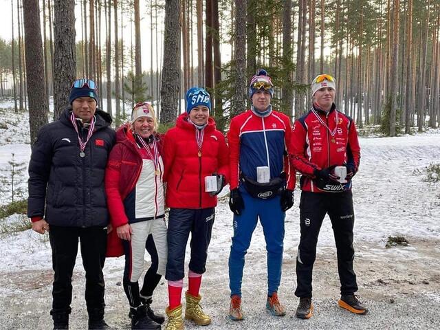 Anita Moen sammen med Trysil ILs øvrige KM-deltagere (fra v.): Qinghang He (gull og sølv  M i senior), sønnen Kristian Moen Bonden (to gull i G14, Magnus Borg Faldmo (4. pl i M18  søndag) og Elfinn Borg Faldmo (to gull i G16). (Foto: Trysil IL)