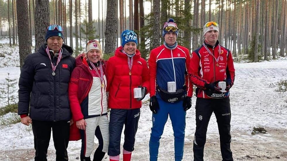 Anita Moen sammen med Trysil ILs øvrige KM-deltagere (fra v.): Qinghang He (gull og sølv  M i senior), sønnen Kristian Moen Bonden (to gull i G14, Magnus Borg Faldmo (4. pl i M18  søndag) og Elfinn Borg Faldmo (to gull i G16). (Foto: Trysil IL)