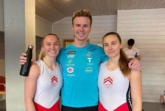 Søsknene Helseth gjorde det sterkt da NM på romaskin ble arrangert i helga. Martin Helseth tok gull på 2000 m i herrer senior, mens Thea (til høyre) tok gullet i kvinnenes seniorklasse. I samme klasse kom Amanda (til venstre) på 5. plass. (Foto: privat)