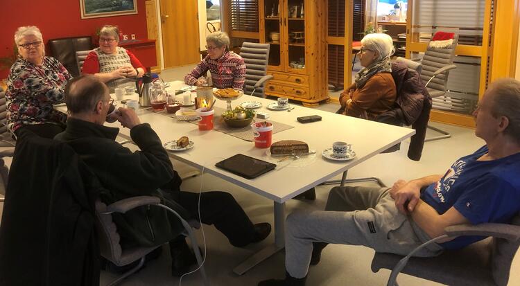 På bildet ser vi leder for Grane Frivilligsentral Wencke Halland, Bjørg Thuseth, Olla Finseth, Liv Olsen. Martin Kolberg og Tom Lien.  Som er noen av de frivillige i Grane