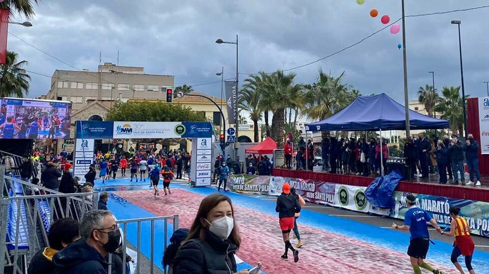 Det var regnvær og heller surt under halvmaratonløpet i den spanske byen Santa Pola. (Foto: Håkon Helge Hjemly) 