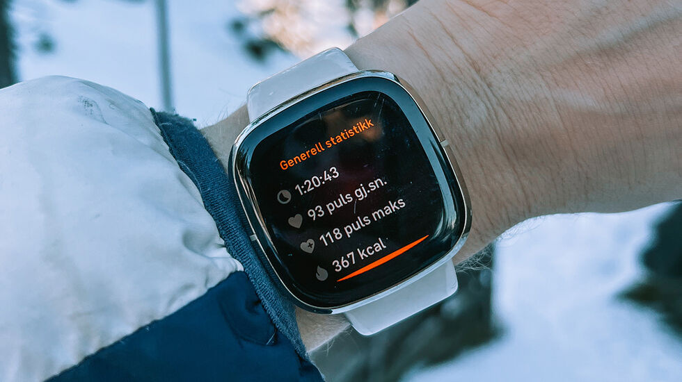 Nærmere syv av ti nordmenn oppgir at smartklokken har gjort dem mer motiverte til å holde seg aktive. (Foto: Fitbit)