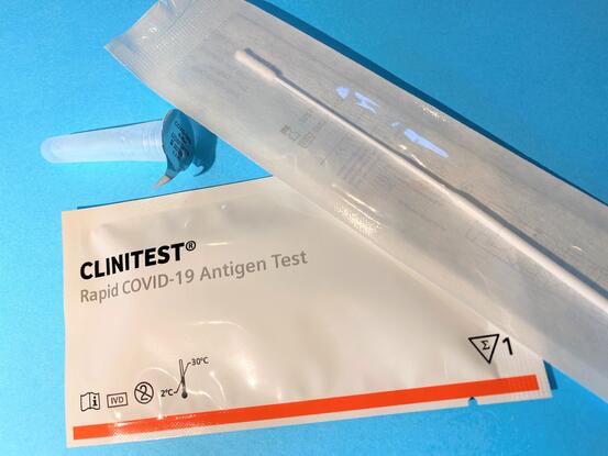 Koronasjølvtest, finne, behandar med væske og sjølve testen pakka inn i plast.