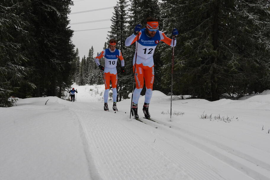 Henning Saug Lie i front etter 8,5 km med Hans-Marius Strømsjordet på bakskiene.