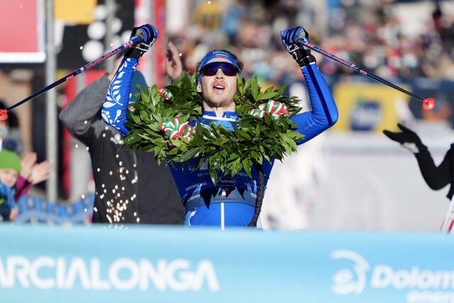 Ermil Vokuev mottar laurbærkransen som vinner etter å ha gått alene i front gjennom mesteparten av rennet. (Foto: Visma Ski Classics/Magnus Östh)