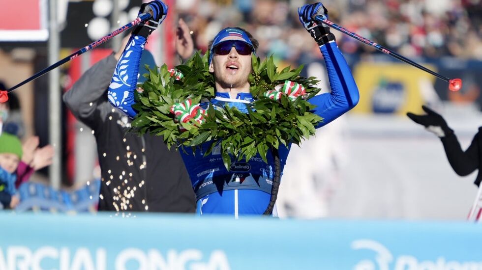 Ermil Vokuev mottar laurbærkransen som vinner etter å ha gått alene i front gjennom mesteparten av rennet. (Foto: Visma Ski Classics/Magnus Östh)