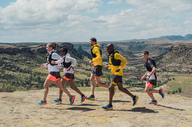 Naturen var variert og vakker med høye fjell og djupe daler. Cathrine Melsom Walle leder an. (Foto: Asics) Naturen var variert og vakker med høye fjell og djupe daler. Cathrine Melsom Walle leder an. (Foto: Asics)