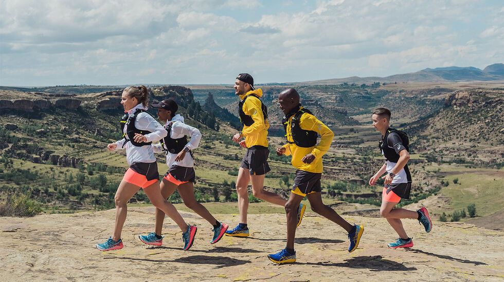Naturen var variert og vakker med høye fjell og djupe daler. Cathrine Melsom Walle leder an. (Foto: Asics)