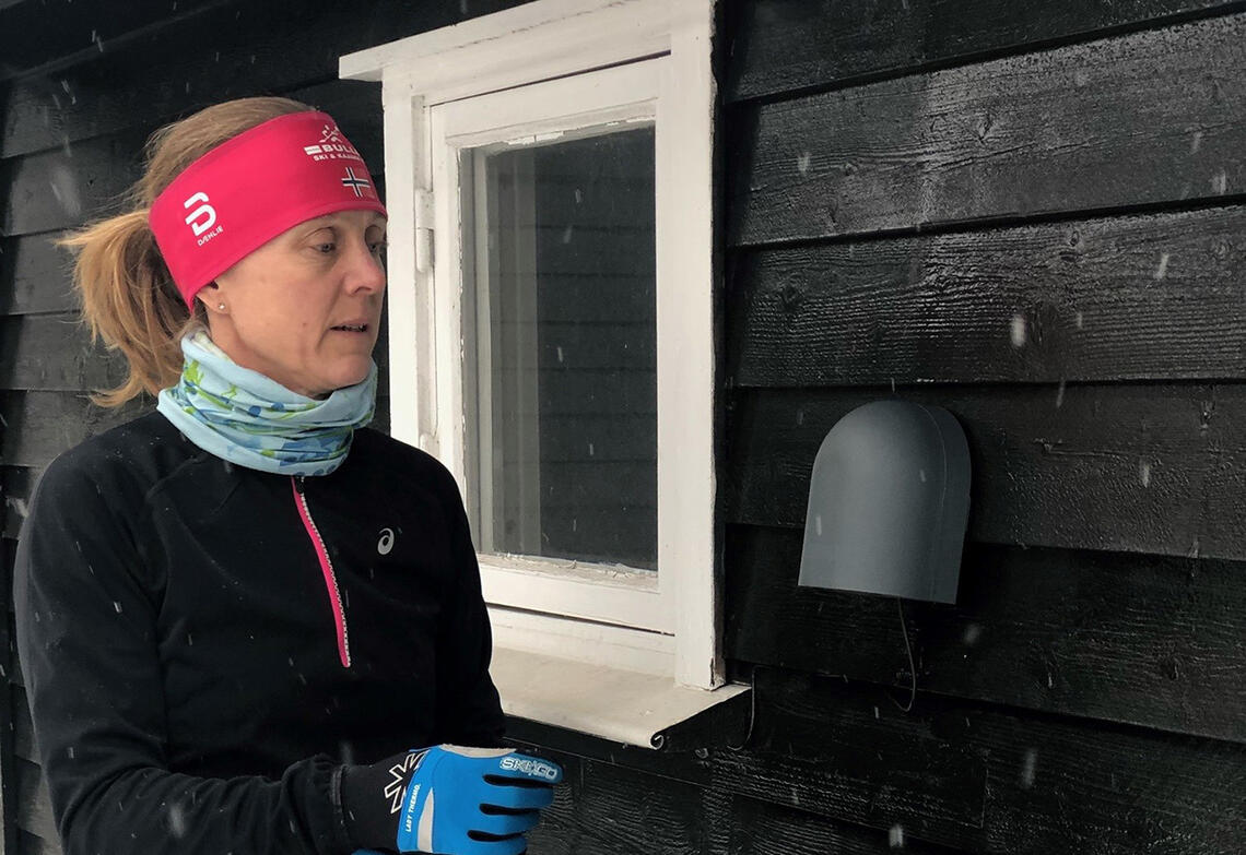Ved hjelp av dette måleapparatet på husveggen kan Kristin Grenan sjekke luftkvaliteten før hun drar ut på løpetur. (Foto: Håvard Grenan)