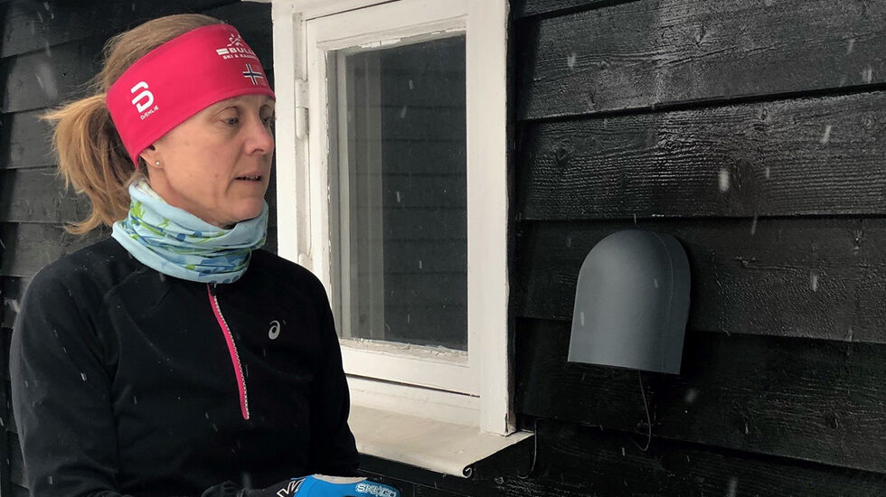 Ved hjelp av dette måleapparatet på husveggen kan Kristin Grenan sjekke luftkvaliteten før hun drar ut på løpetur. (Foto: Håvard Grenan)