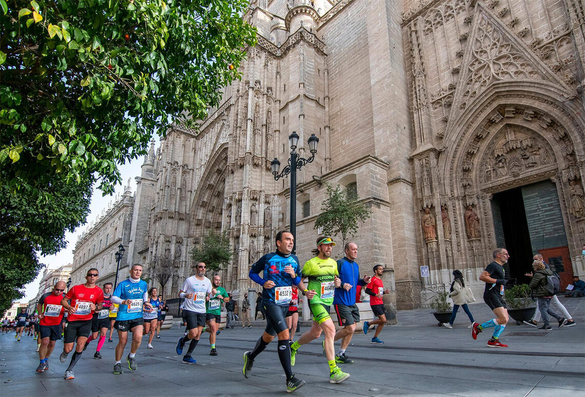 Sevilla halvmaraton har ei flat og lettløpt løype som går forbi mange staselige byggverk. (Foto: arrangøren)