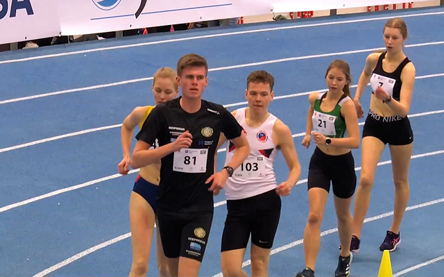 NM-feltet med to menn og tre kvinner samlet på første runde i Ulsteinhallen. (Skjermdump fra mesterskapets streaming)