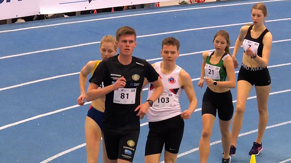 NM-feltet med to menn og tre kvinner samlet på første runde i Ulsteinhallen. (Skjermdump fra mesterskapets streaming) 